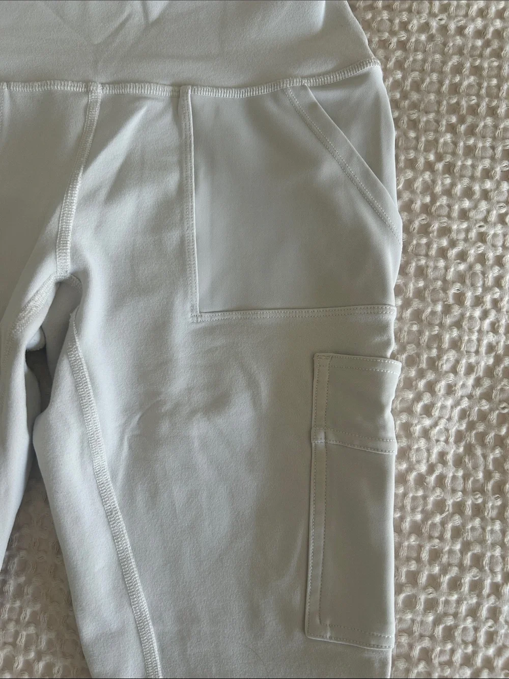 ALO Yoga High-Rise Cargo Legging - beige